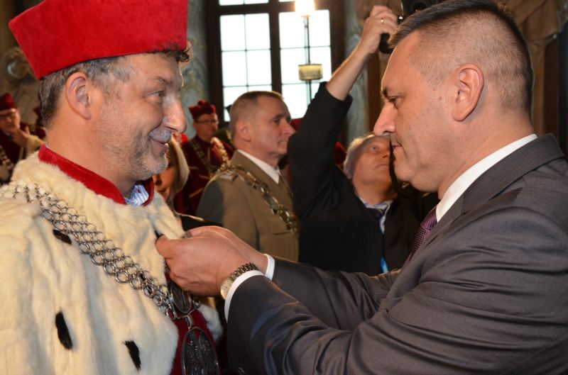 REKTOR ODZNACZONY KRZYŻEM KAWALERSKIM