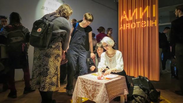Pracownia Narracji i Interakcji w Nowych Mediach, Inna historia, 2025, zdj. Maja Wolińska