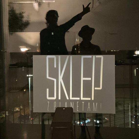 kinoMANUAL /Aga Jarząb, Maciek Bączyk/, „Salon Zimowy. Sklep z planetami”, 2025, wystawa w Fundacji Rodrigues w Poznaniu