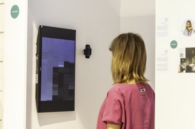 Sebastian Sobótka, praca „Digital Reflections” w ramach Empathic Design w Galerii na Czystej, 2020, zdj. autor