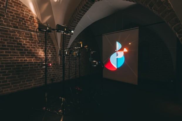 kinoMANUAL /Aga Jarząb, Maciek Bączyk/, „Salon Zimowy. Fale światła i dźwięki”, Galeria Foto-Gen, Wrocław, 2025, fot. Jerzy Wypych