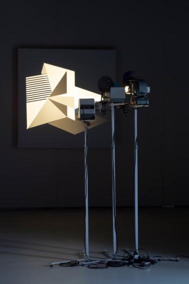 kinoMANUAL /Aga Jarząb, Maciek Bączyk/, „Light Delight and The Light”, instalacja StillFrame Cinema, Rzecz o granicach ludzkiego poznania. Światło i cień, Krupa Art Foundation, Wrocławiu, 2024, fot. Alicja Kielan