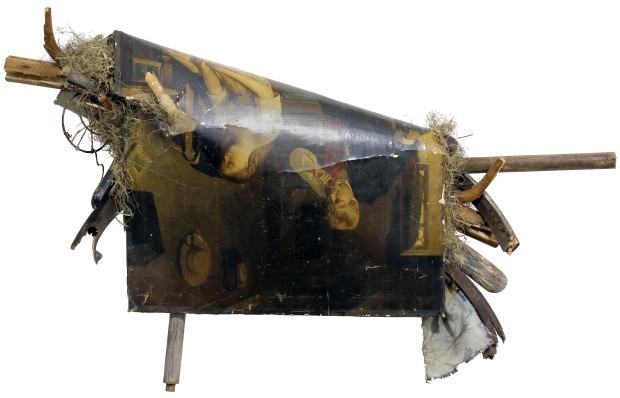 Bartosz Kokosiński, Obraz pozerajacy Przemyśl, 2015, drewno, oleodruk, przedmioty, kolekcja przedmiotów z Przemyśla, 78 × 125 × 22 cm