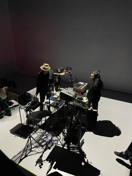 kinoMANUAL /Aga Jarząb, Maciek Bączyk/, „Light Delight and The Light” performens StillFrame Cinema w sali imersyjnej Krupa Art Foundation, Wrocław, 2024, fot. Sebastian Sobótka