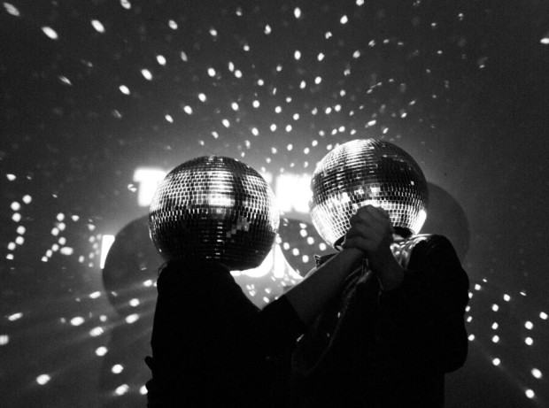 kinoMANUAL /Aga Jarząb, Maciek Bączyk/, „To się Nigdy nie Skończy – Blue Moon”, performans, Galeria Entropia, 2023, fot. Paul Barkley