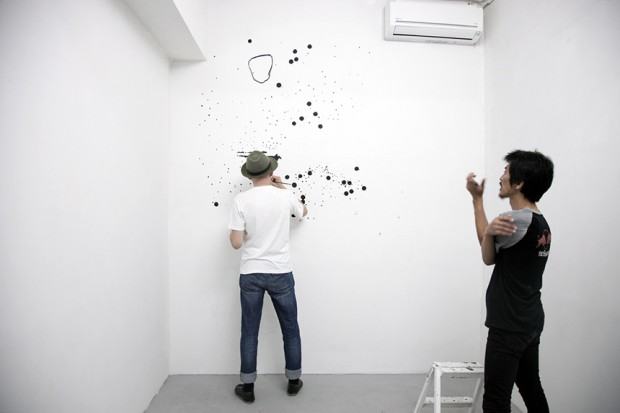 Maciek Bączyk, „Milky Medium”, malunek na ścianie plus audio, Double Line, Art Trace Gallery, Tokyo, Japonia, 2017