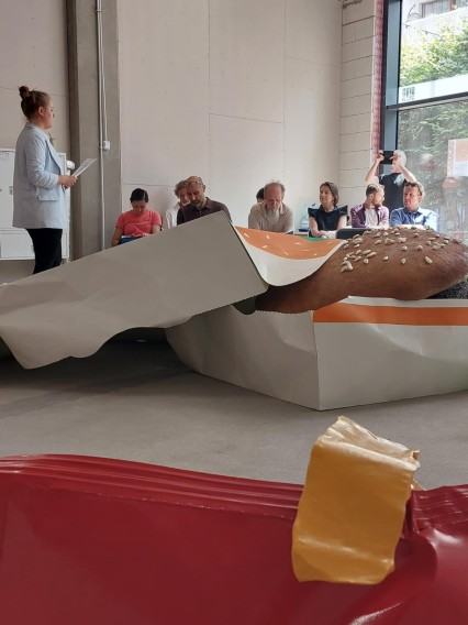 Frytki i kanapki, czyli jak konsumpcjonizm wpływa na sztukę