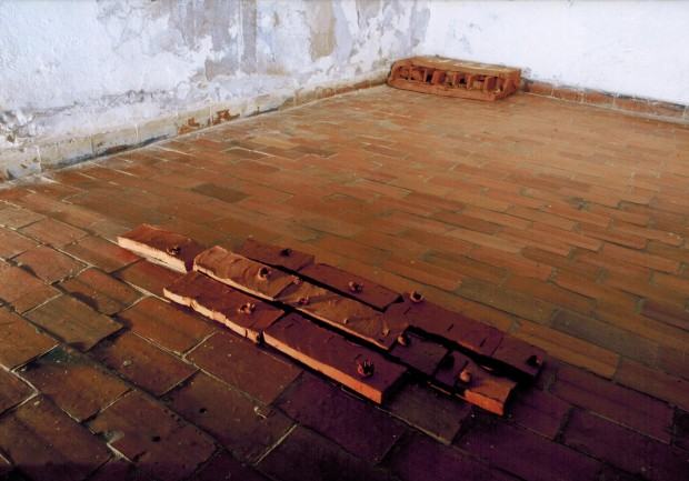 Maria Wrońska, Doświadczanie przestrzeni, 2002, Galeria Miejska we Wrocławiu, przestrzeń galerii, wypalona, glina ołówek Maria Wrońska, Doświadczanie przestrzeni, 2002, Galeria Miejska we Wrocławiu, przestrzeń galerii, wypalona, glina ołówek