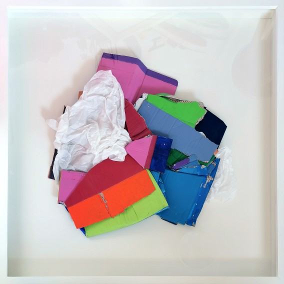 Bartosz kokosiński,z cyklu Codzienne fory opresji, 2016_2020, tekturowe pudła, akryl, 100 × 100 cm