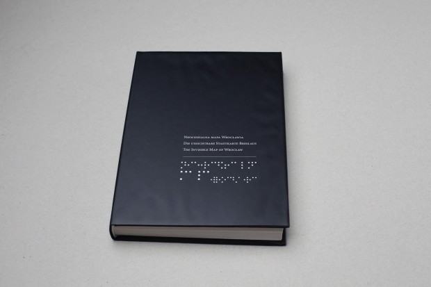 Maciek Bączyk, Niewidzialna Mapa Wrocławia, książka i płyta CD, będąca przewodnikiem po Wrocławiu zrealizowanym z osobami, które nigdy Wrocławia nie widziały, Wrocław, 2006