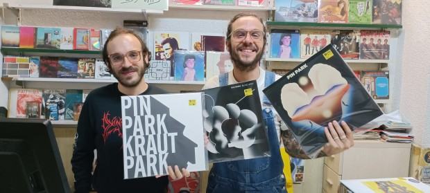 Płyty zespołu Pin Park w rękach pracowników sklepu Oldies Discos, najstarszego sklepu z płytami winylowymi w Hiszpanii, Valencia, Hiszpania