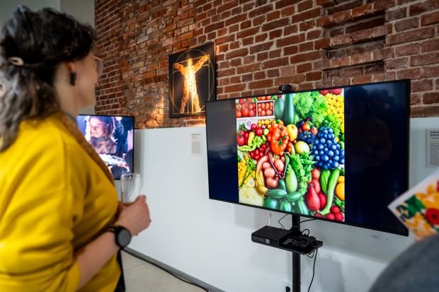 Sebastian Sobótka, praca „Autokonsumpcja” w ramach wystawy towarzyszącej Wrocławskiemu Forum Żywnościowemu, 2025, zdj. Rafał Ogrodowczyk