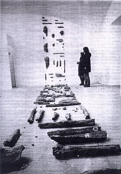 Maria Wrońska, Idee poza Ideologią. Nowe pokolenie w sztuce polskiej 1993, CSW Zamek Ujazdowski w Warszawie, wypalona glina, kreda, fot. Mariusz Szachowski Maria Wrońska, Idee poza Ideologią. Nowe pokolenie w sztuce polskiej 1993, CSW Zamek Ujazdowski w Warszawie, wypalona glina, kreda, fot. Mariusz Szachowski