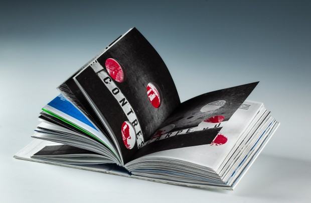 Justyna Jędrysek, „Metro jako księga miasta” (Le métro comme un livre de la ville) kodeks / 2022, Paryż–Bielsko-Biała (Francja–Polska) / papier / risografia, sitodruk, suchy tłok, farba, tusz / 20,5 × 15 × 3,4 cm / nakład: 6 egz. fot. Magdalena Lorek, MNWr