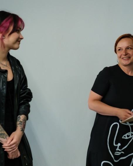 Wystawa Dowody osobiste / wręczenie Nagrody Publiczności Alicji Klich, za pracę Sztuka nie jest dla mnie, zdj. Zbigniew Kupisz