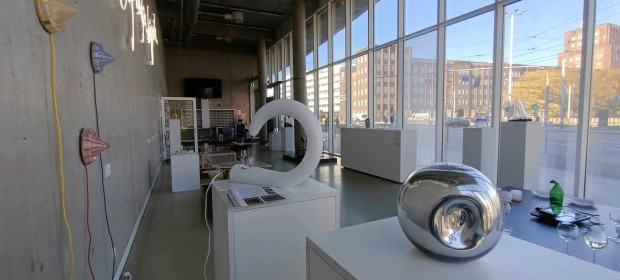 Między słowami, między gestami, między funkcjami