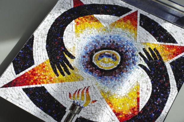 Manus Artificum, 78 × 78 cm, 2025, mozaika zespołowa wykonana w technice bizantyjskiej w ramach I edycji projektu „Hutnicy w Mozaice”. Fot. Alina Baikova.