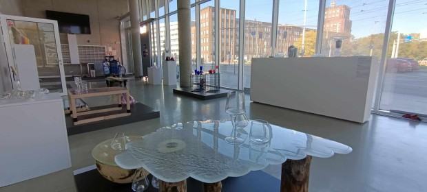 Między słowami, między gestami, między funkcjami