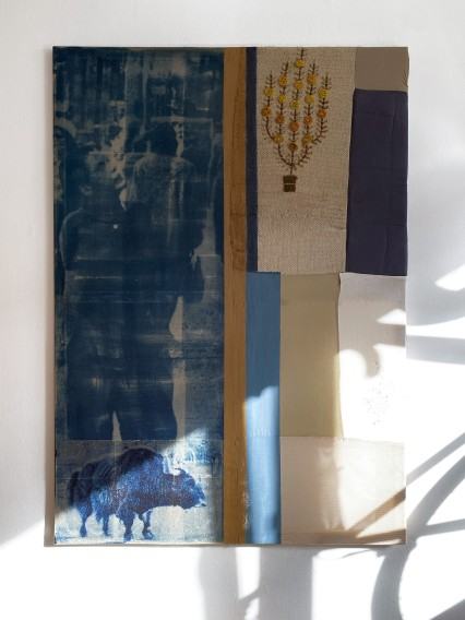 „Gdzie się patrzysz!"  2025  100 cm x 140 cm  tkanina/ cyjanotypia/ pleksi/ żywica epok/ papier