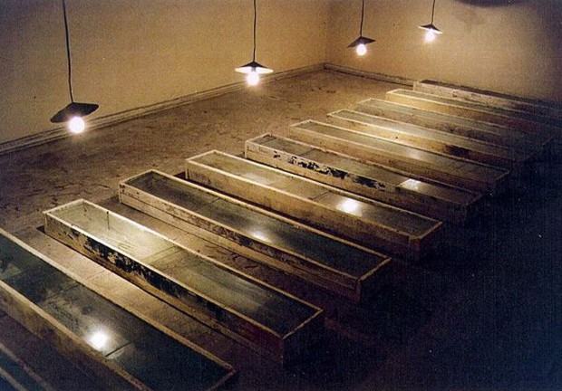 Maria Wrońska, Szczurza sierść, 1994, Galeria X we_ Wrocławiu, drewno szkło ocynkowana blacha Maria Wrońska, Szczurza sierść, 1994, Galeria X we_ Wrocławiu, drewno szkło ocynkowana blacha