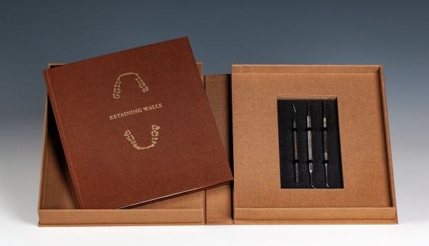 Devon Stackonis, „Retaining walls” kodeks w etui / 2024, Madison (Stany Zjednoczone) / papier, narzędzia dentystyczne, płótno introligatorskie, skóra, złota folia / technika własna (w tym akwaforta, chine-collé, druk typograficzny) / 26,3 × 23,4 × 1,4 cm (kodeks), 28,5 × 24,7 × 4,7 cm (etui) / nakład: 10 egz. (ten: nr 8) fot. Magdalena Lorek, MNWr