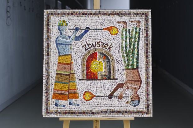 Dmuchacze szkła, 78 × 78 cm, 2025, mozaika zespołowa wykonana w technice rzymskiej w ramach I edycji projektu „Hutnicy w Mozaice”. Fot. Alina Baikova.