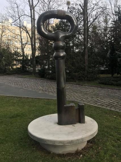 Próbka farby na bazie żywicy poliuretanowej po starzeniu w komorze klimatycznej z lampą ksenonową. Obok próbka wzorcowa (Fot. Czesław Chwiszczuk). Próbka farby na bazie żywicy poliuretanowej po starzeniu w komorze klimatycznej z lampą ksenonową. Obok próbka wzorcowa (Fot. Czesław Chwiszczuk).