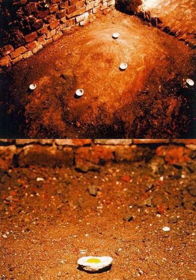 Maria Wrońska, Tu nie ma oczu glina, 1994, jajko, kreda, Czynne miasto Kraków Floriańska 34, piwnica Maria Wrońska, Tu nie ma oczu glina, 1994, jajko, kreda, Czynne miasto Kraków Floriańska 34, piwnica