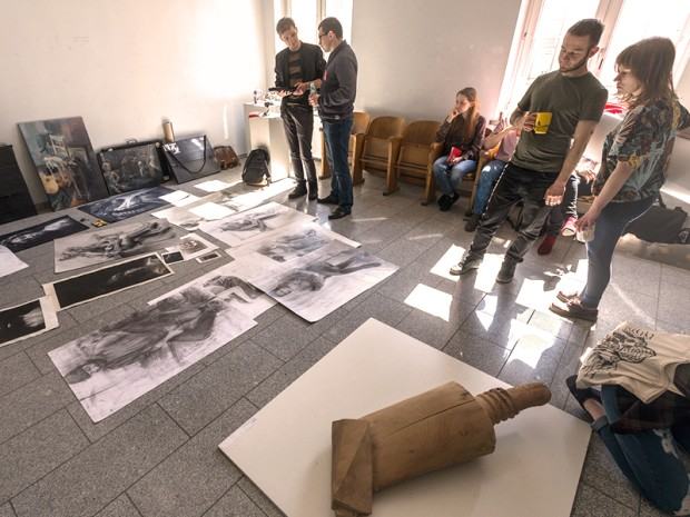 Przegląd prac kandydatów na studia.