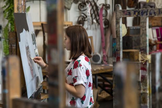 5m6a3510_0.jpg Dziewczyna maluje martwą naturę