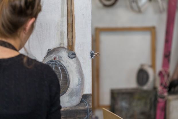 5m6a3561_0.jpg Dziewczyna maluje martwą naturę