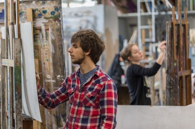 5m6a3574_0.jpg Chłopak rysuje modela