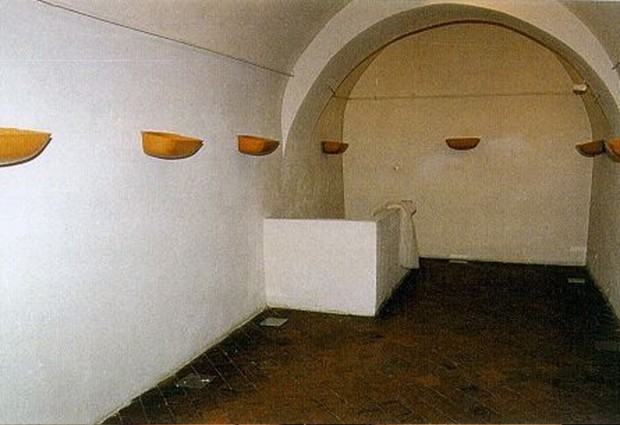 Maria Wrońska, IN SPE, 1996, negatywowy odlew z wosku, szkło, Galeria Labirynt II BWA w Lublinie  Maria Wrońska, IN SPE, 1996, negatywowy odlew z wosku, szkło, Galeria Labirynt II BWA w Lublinie