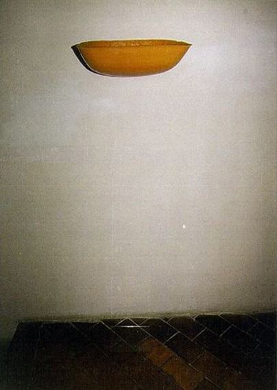 Maria Wrońska, IN SPE, 1996, negatywowy odlew z wosku, szkło, Galeria Labirynt II BWA w Lublinie  Maria Wrońska, IN SPE, 1996, negatywowy odlew z wosku, szkło, Galeria Labirynt II BWA w Lublinie