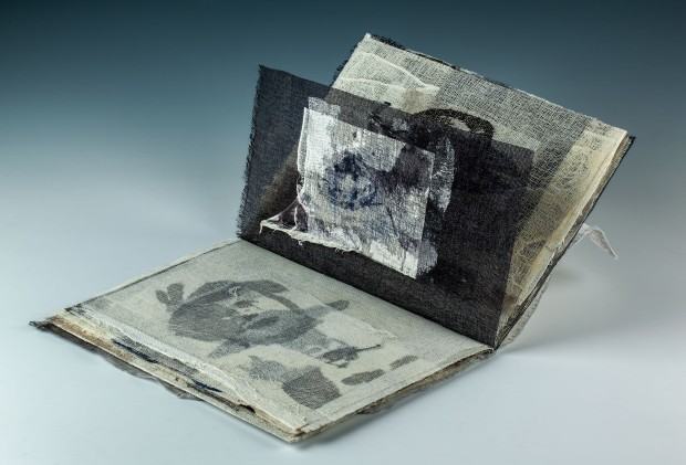 Magdalena Chomiak, „Utracone dzieciństwo” kodeks / 2025, Toruń (Polska) / gaza / kolaż, tusz / 32 × 23,5 × 3 cm / unikat fot. Magdalena Lorek, MNWr