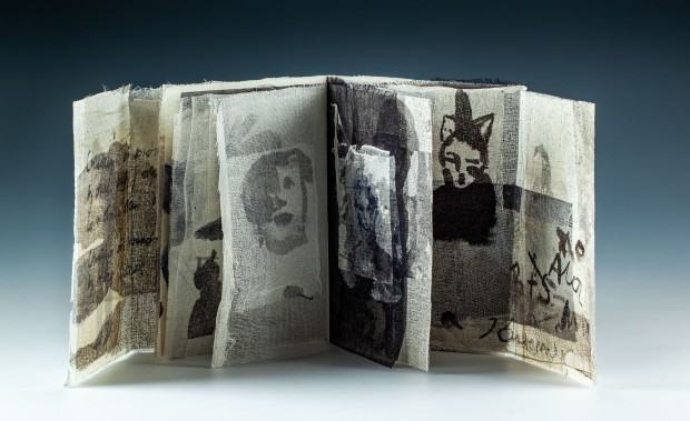 Magdalena Chomiak, „Utracone dzieciństwo” kodeks / 2025, Toruń (Polska) / gaza / kolaż, tusz / 32 × 23,5 × 3 cm / unikat fot. Magdalena Lorek, MNWr