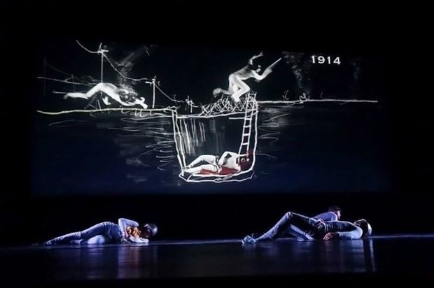 Sebastian Siepietowski, rysunek live do spektaklu Krótki Zarys Wszystkiego