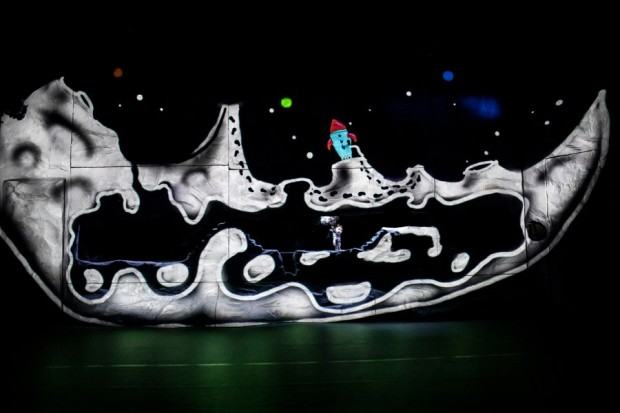 Sebastian Siepietowski, scenografia, lalki i rysunek live do spektaklu Ile żab waży księżyc