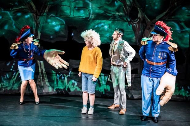 Sebastian Siepietowski, scenografia, lalki i rysunek live do spektaklu Ile żab waży księżyc