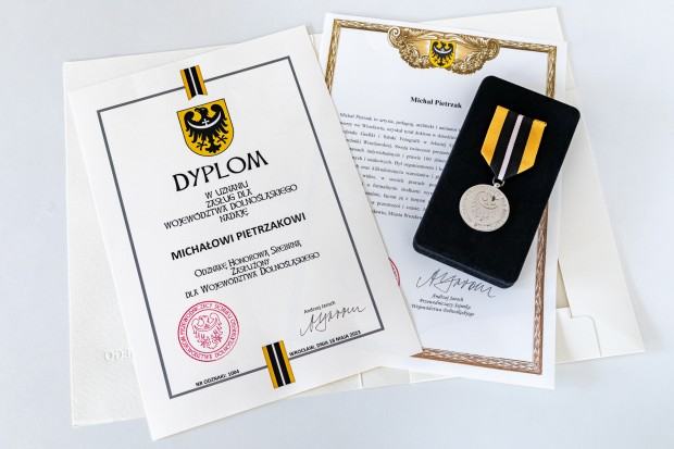 dla Michała Pietrzaka Wręczenie Michałowi Pietrzakowi Odznaki Zasłużony dla Dolnego Śląska