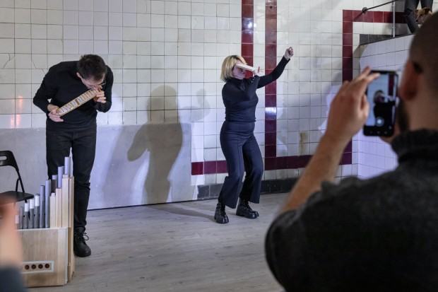 Koncert w Exit ASP Wrocław – Lorena Izquierdo Aparicio – performance, głos / Ryszard Lubieniecki – portatyw organowy, głośnice akordeonowe.