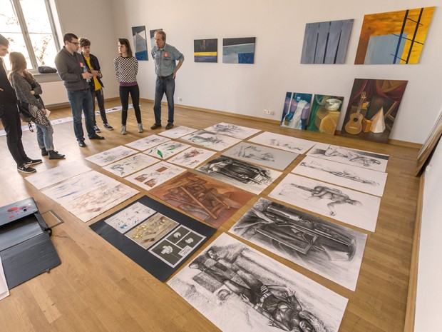 Przegląd prac kandydatów na studia.