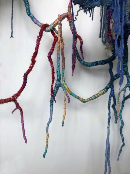 Alena Liavontsyeva, fragment instalacji, gobelin, 2025, fot Alena Liavontsyeva