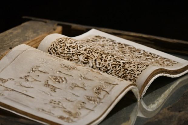 Bogna Kozera-Radomska, Białe słowa, glina ceramiczna, porcelana, lustro, drewno, stal, 95x70x10 cm, 2021 Bogna Kozera-Radomska, Białe słowa, glina ceramiczna, porcelana, lustro, drewno, stal, 95x70x10 cm, 2021