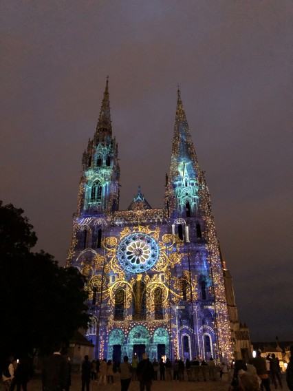 Chartres, nocna iluminacja katedry