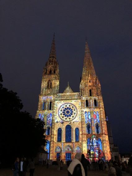 Chartres, nocna iluminacja katedry