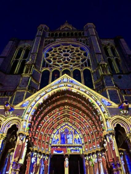 Chartres, nocna iluminacja katedry