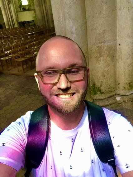 Chartres, w barwnym świetle witraży