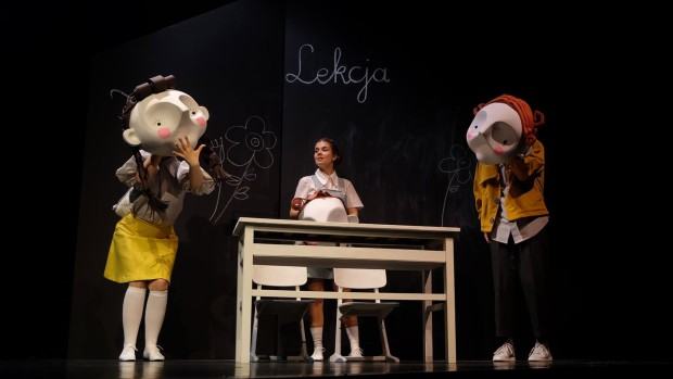 Dziewczynka w parku, scenografia, kostiumy, lalki i maski: Klaudia Laszczyk