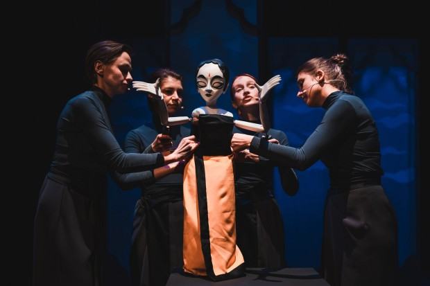 Mateusz Mirowski, spektakl Dziewczynka z herbacianych pól, zdj. Piotr Nykowski